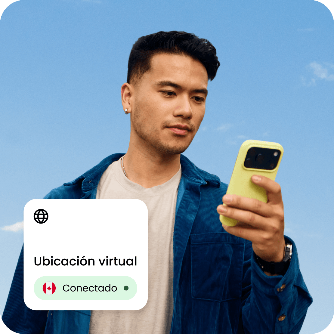 Un viajero usa un móvil con la función de ubicación virtual de Saily activada.