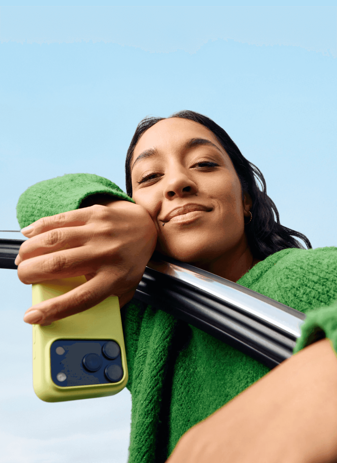 Una mujer sosteniendo un teléfono.