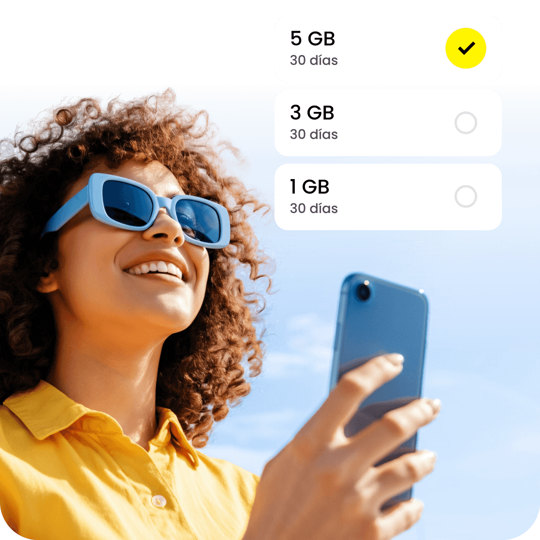Una mujer selecciona un plan eSIM.