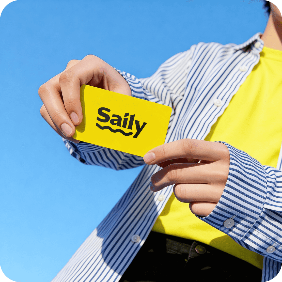 Una persona sosteniendo una tarjeta con el logotipo de Saily.