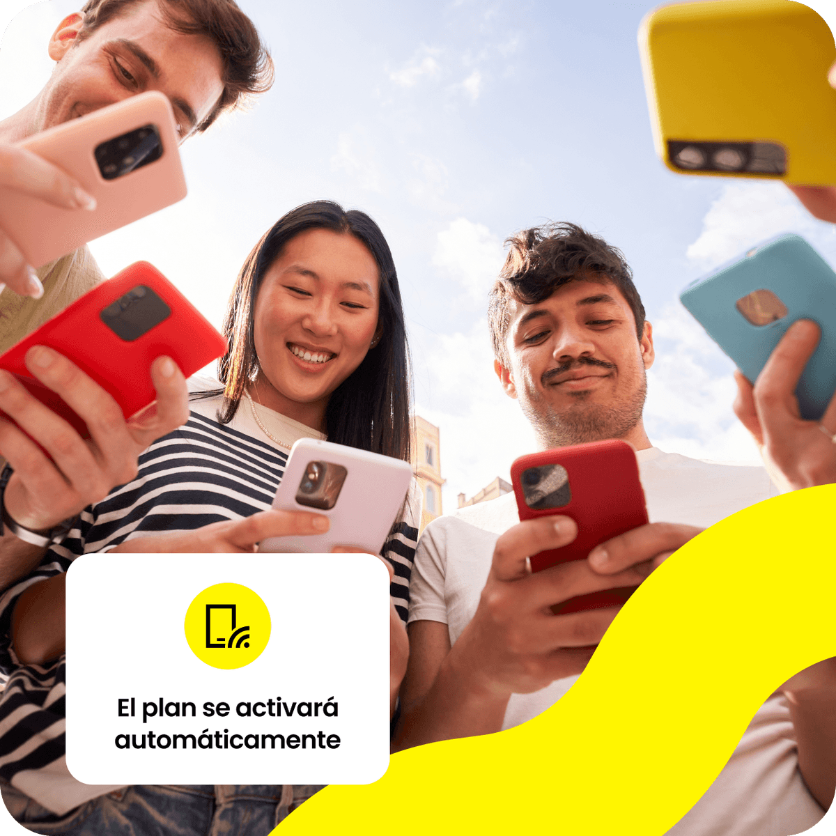 Un alegre grupo de amigos activando sus planes eSIM.