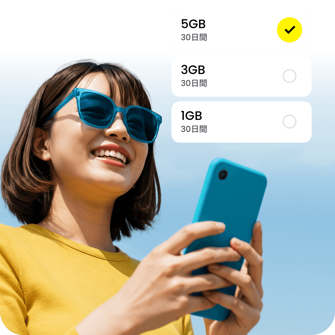 女性がeSIMプランを選択。