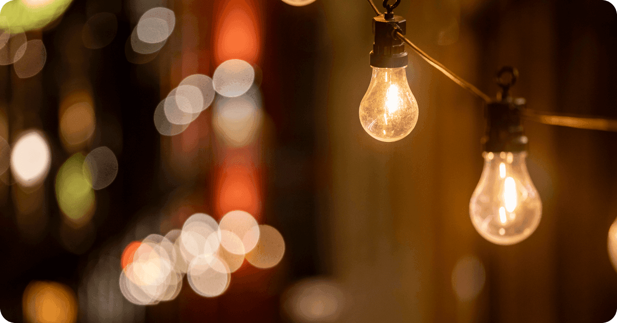 Night-time street scene on Avenida Chapultepec