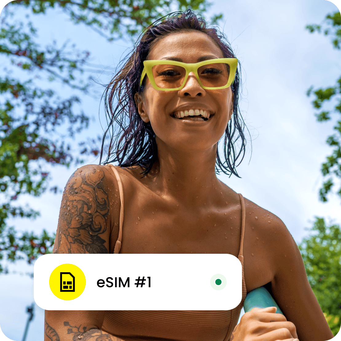 Um homem descansa durante a ativação do plano de eSIM Saily.