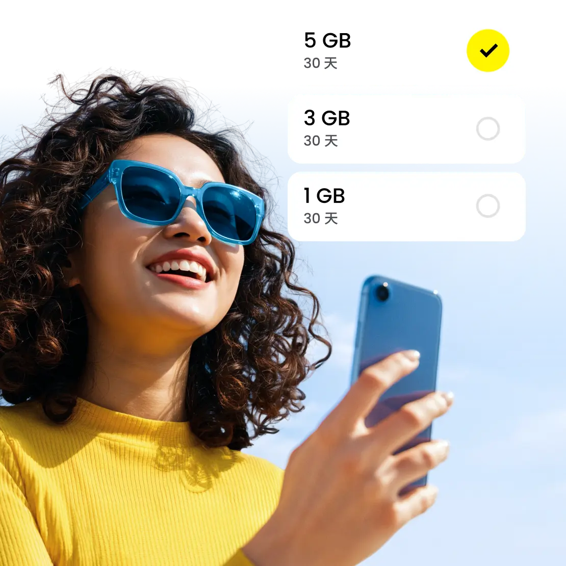 一名女士选择 eSIM 套餐。